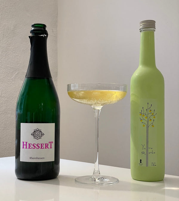 Easy to make, easy to drink: Riesling Sekt und Yuzu-Likör - eine köstliche Paarung